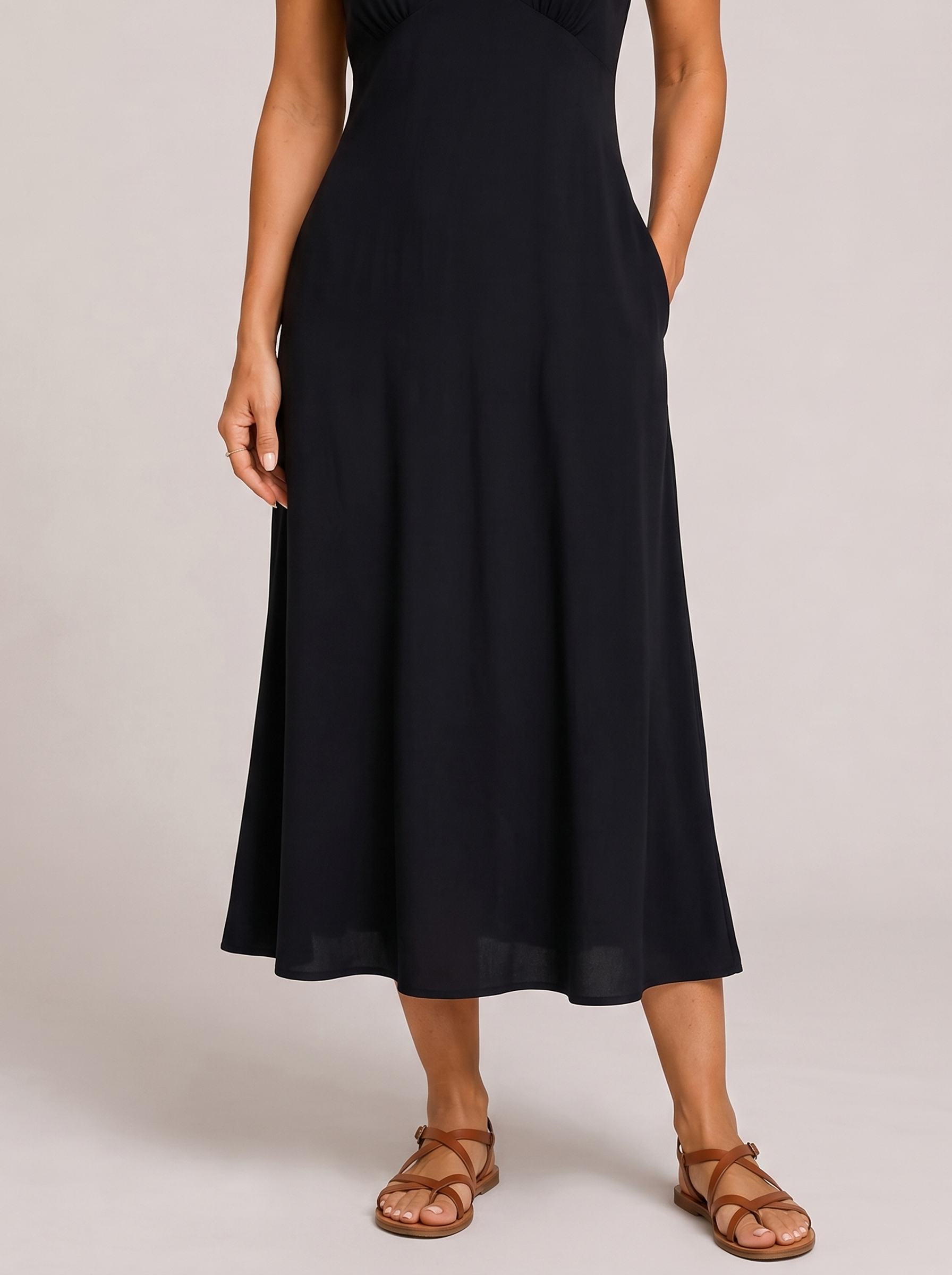 Diana abito midi nero pizzo - dettaglio orlo e sandali